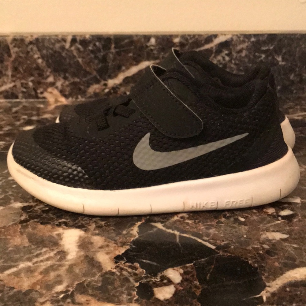 Boys/Toddler 10c Black and White Nike sneakers!